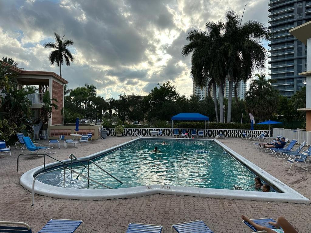 Moderno Departamento Estudio Miami Apartment Hallandale Beach Bagian luar foto